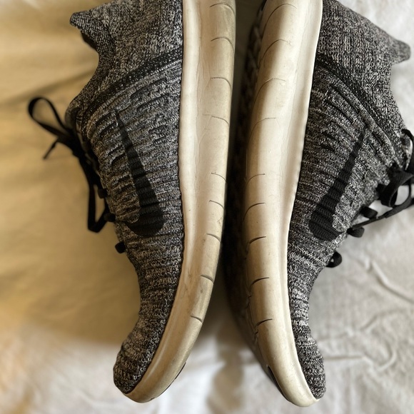 👟🌸GUC Nike Sneakers, black, grey and white, size 10.5 - Picture 8 of 14